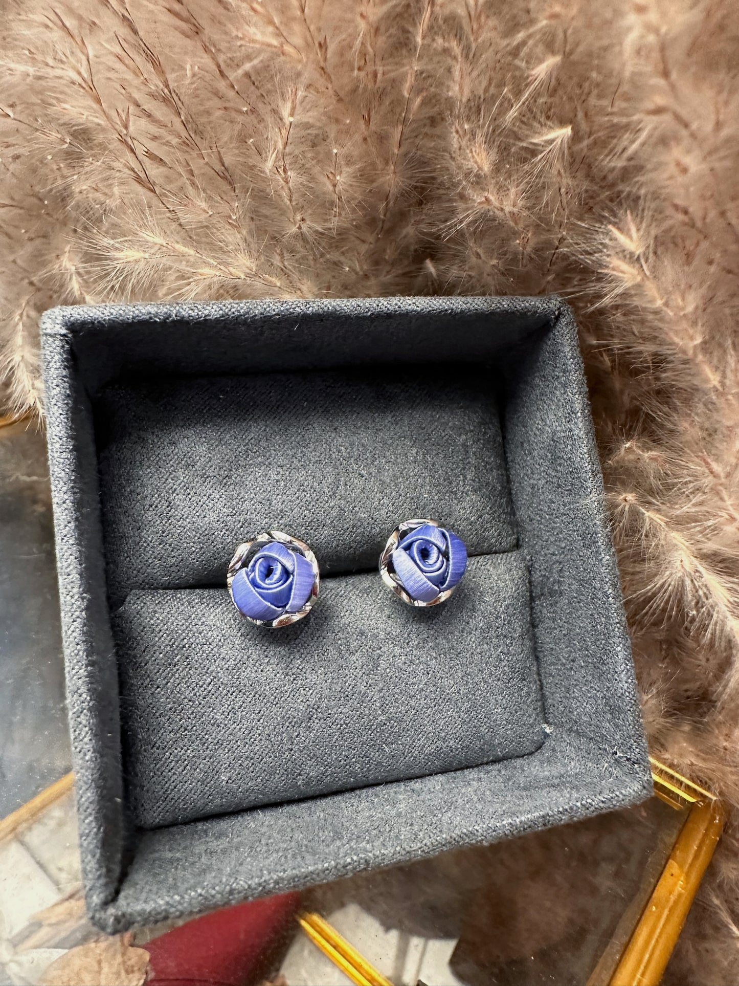 クラシックコレクション:シングルミニローズホワイトゴールドイヤリング - コーンフラワーブルー