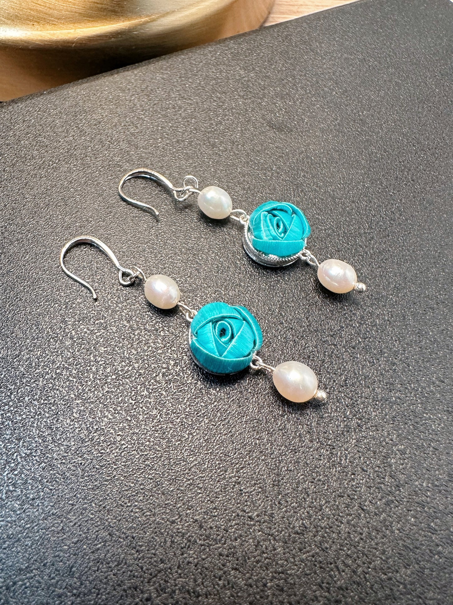 ナチュラルパールシリーズ:ダブルパールスモールローズイヤリング