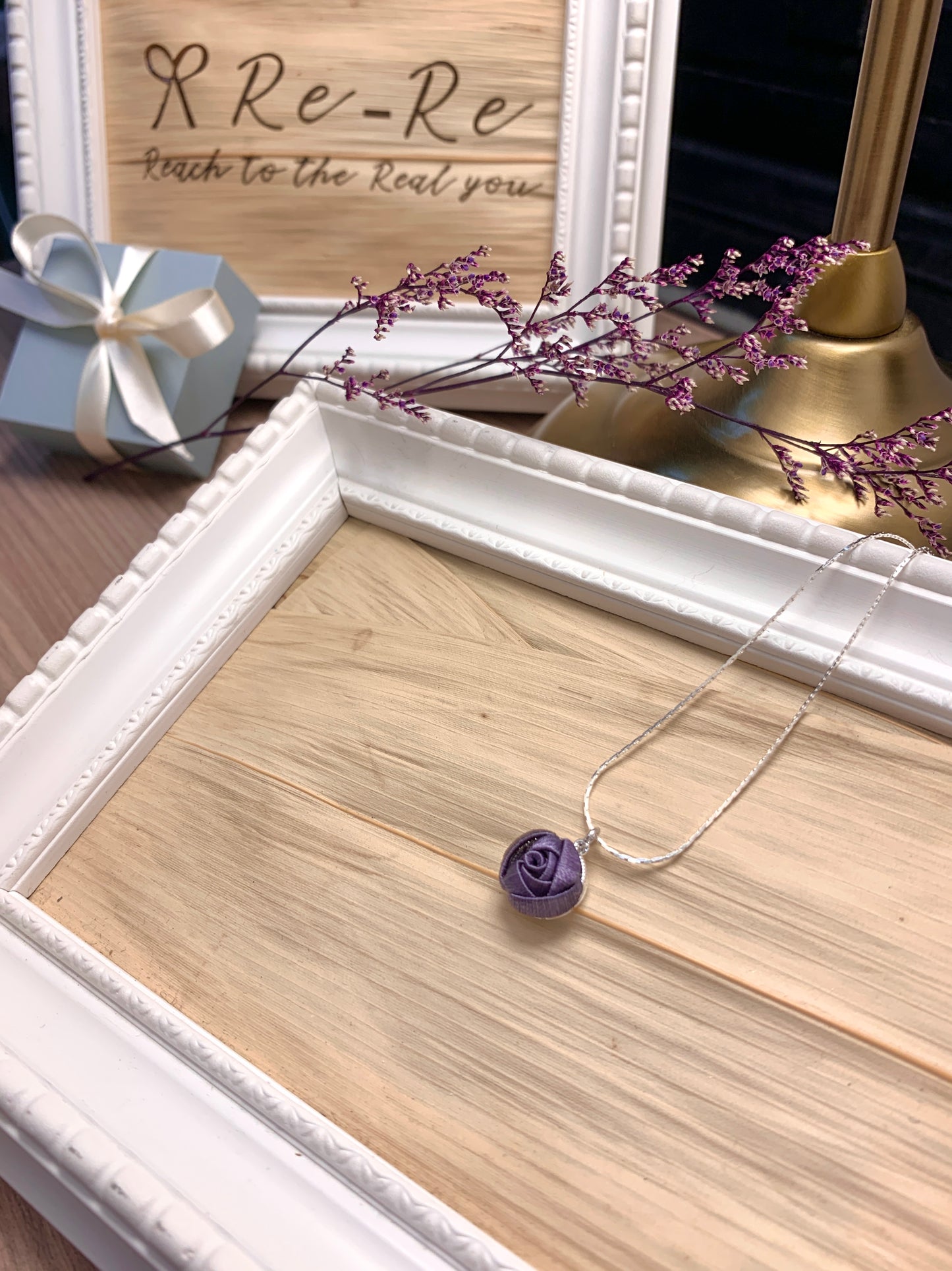 Virginia Woolf: Small Rose Necklace
