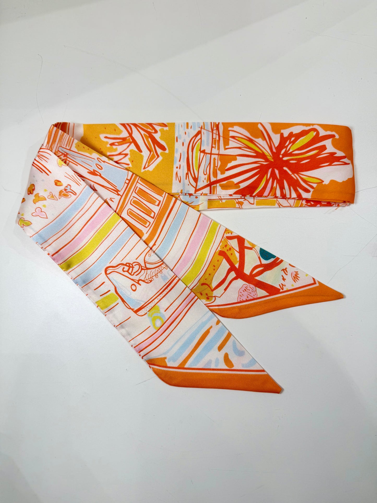 ホリデースタイルのゴージャスなスカーフ、鮮やかなオレンジ色の尾を持つカラフルなペイントシューズ