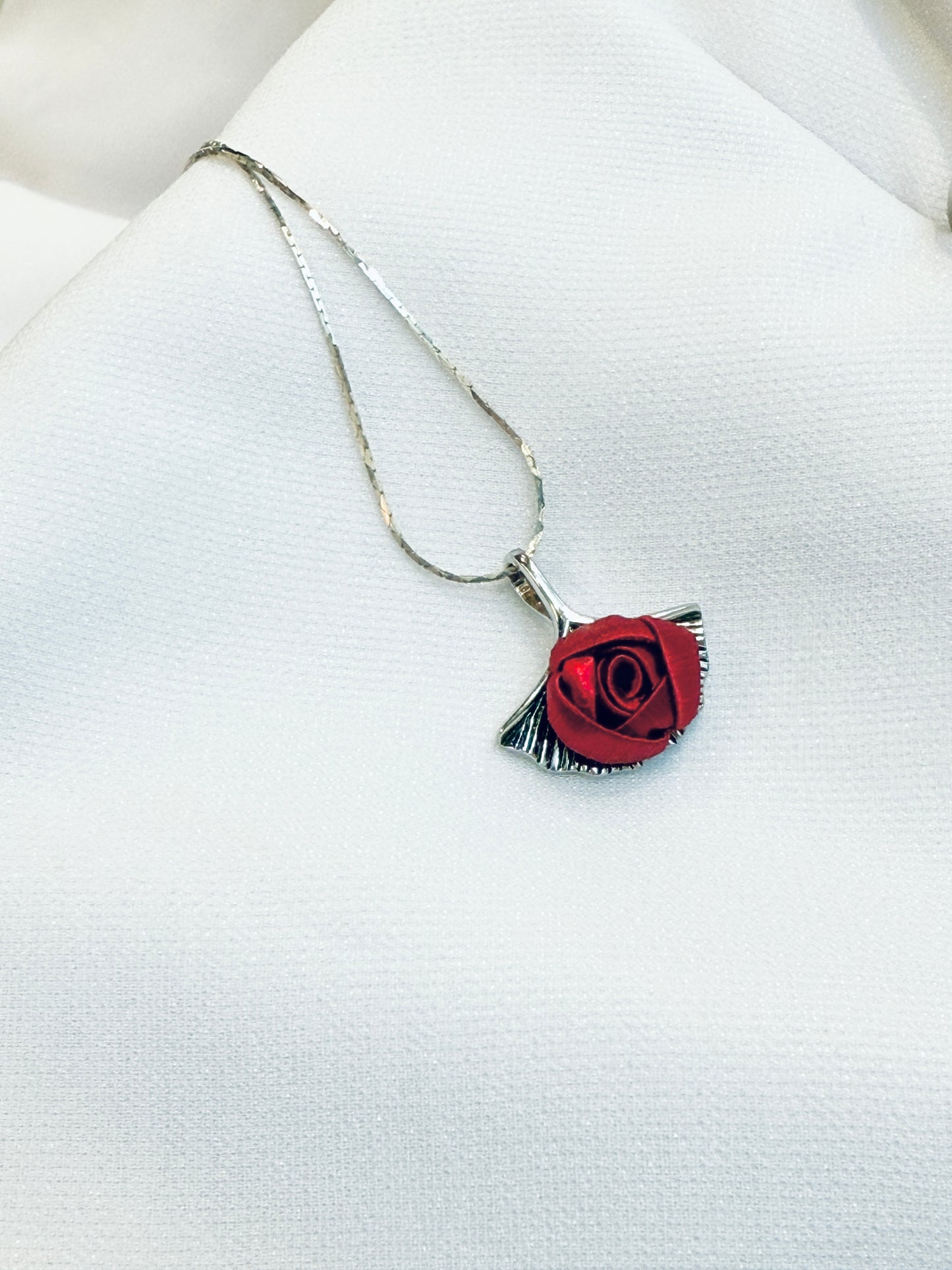 小さな庭シリーズ:小さなイチョウのバラのネックレス