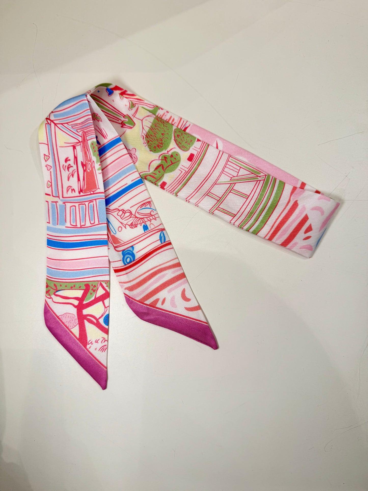 ホリデースタイルのゴージャスなスカーフ、カラフルなペイントシューズ、明るいピンク