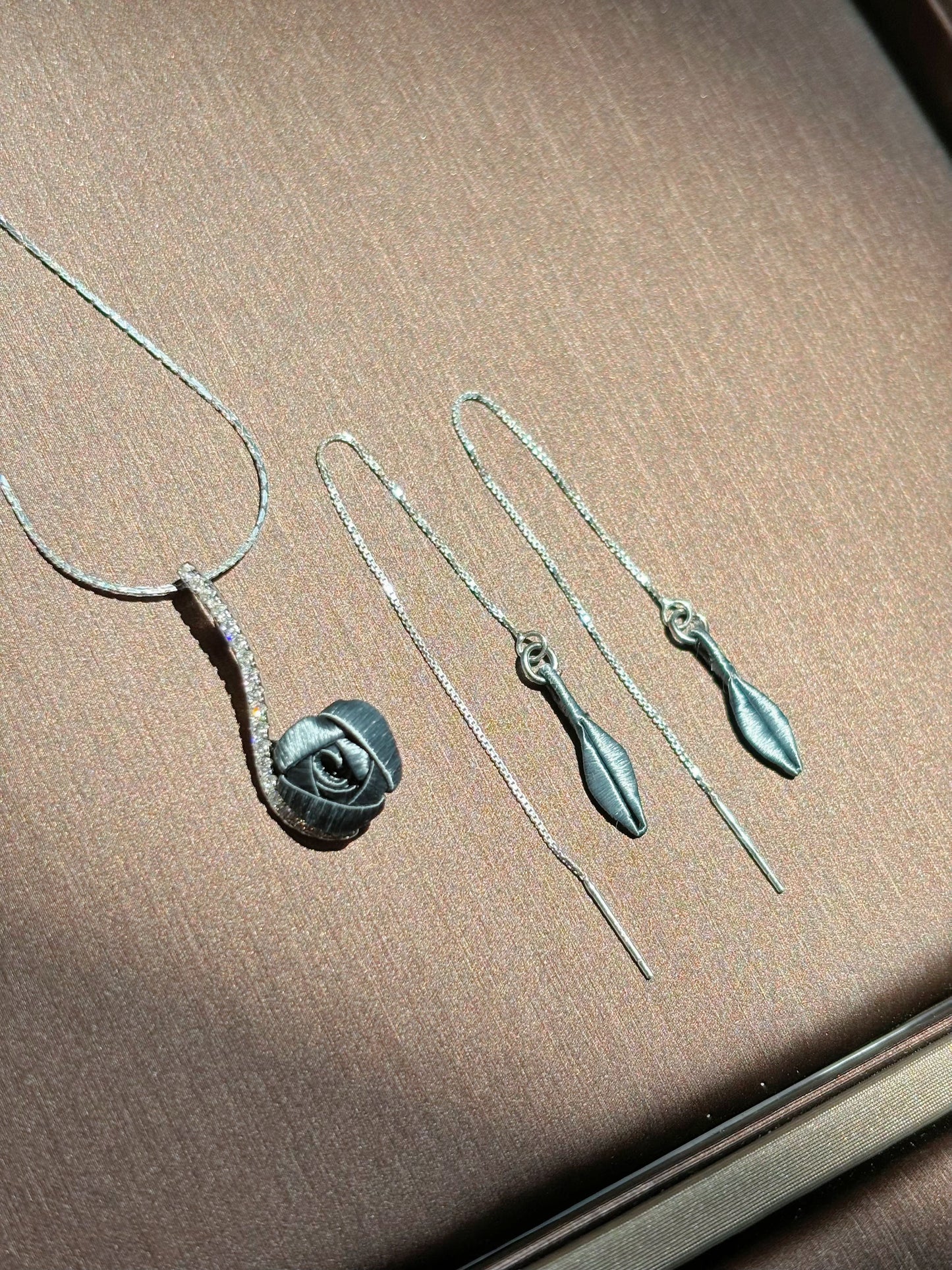 限定新色:グラファイトグリーン ストリームラインネックレス