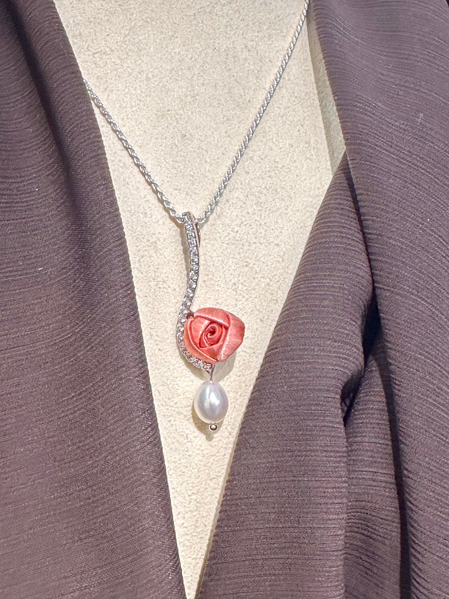 限定新色:スターリーコーラルピンクパールストリームラインネックレス