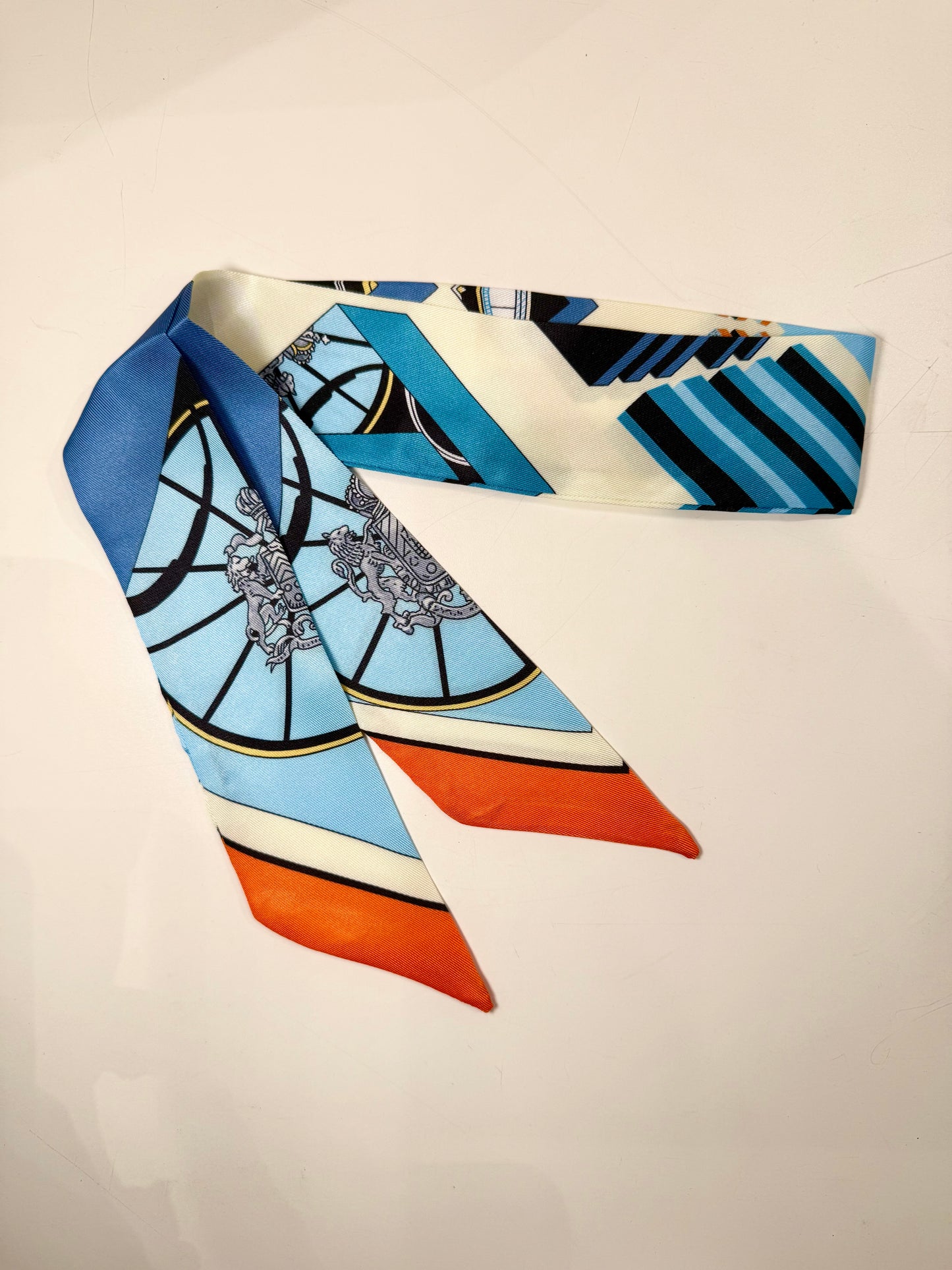 ホリデースタイルのゴージャスなシルクスカーフ - ブルーホイールオレンジテール