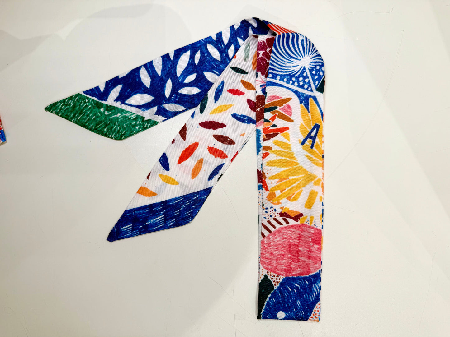 ホリデースタイルのゴージャスなシルクスカーフ - トロピカルレインフォレストブルー