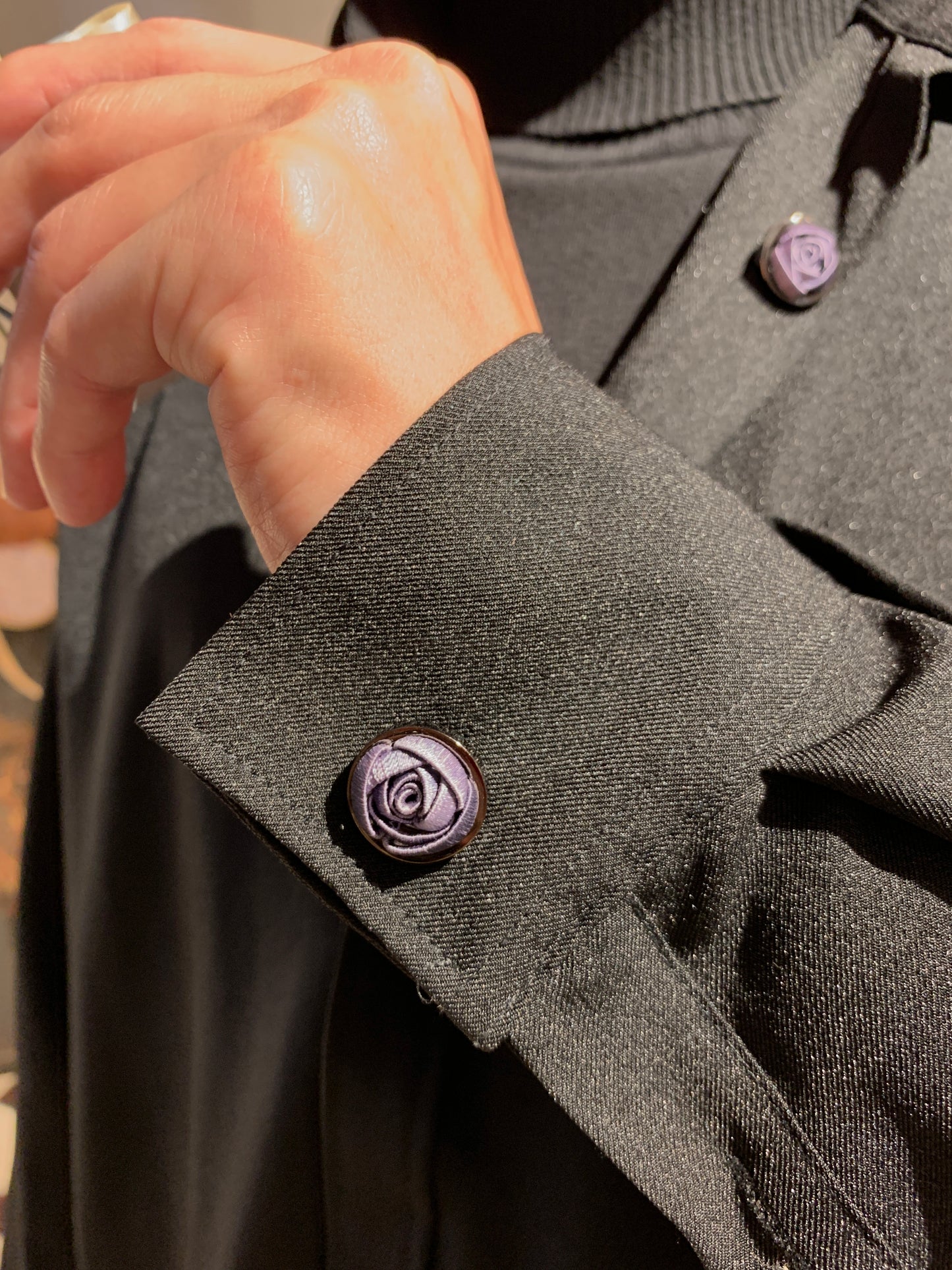 ウルフコレクション:ラージローズバッジ(18K / ブラックニッケル)