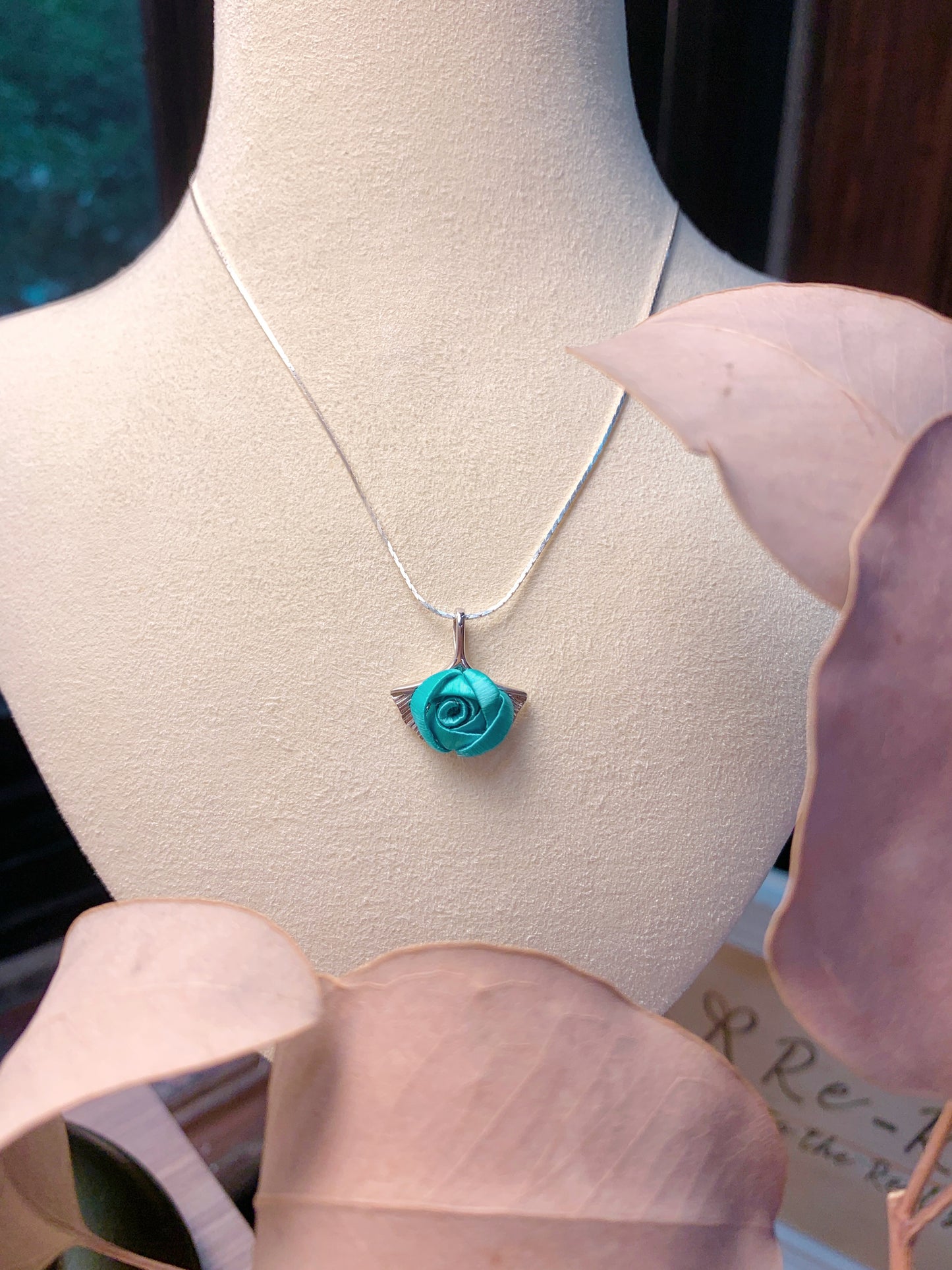 Tiny Ginkgo: Tiny Ginkgo Rose Necklace