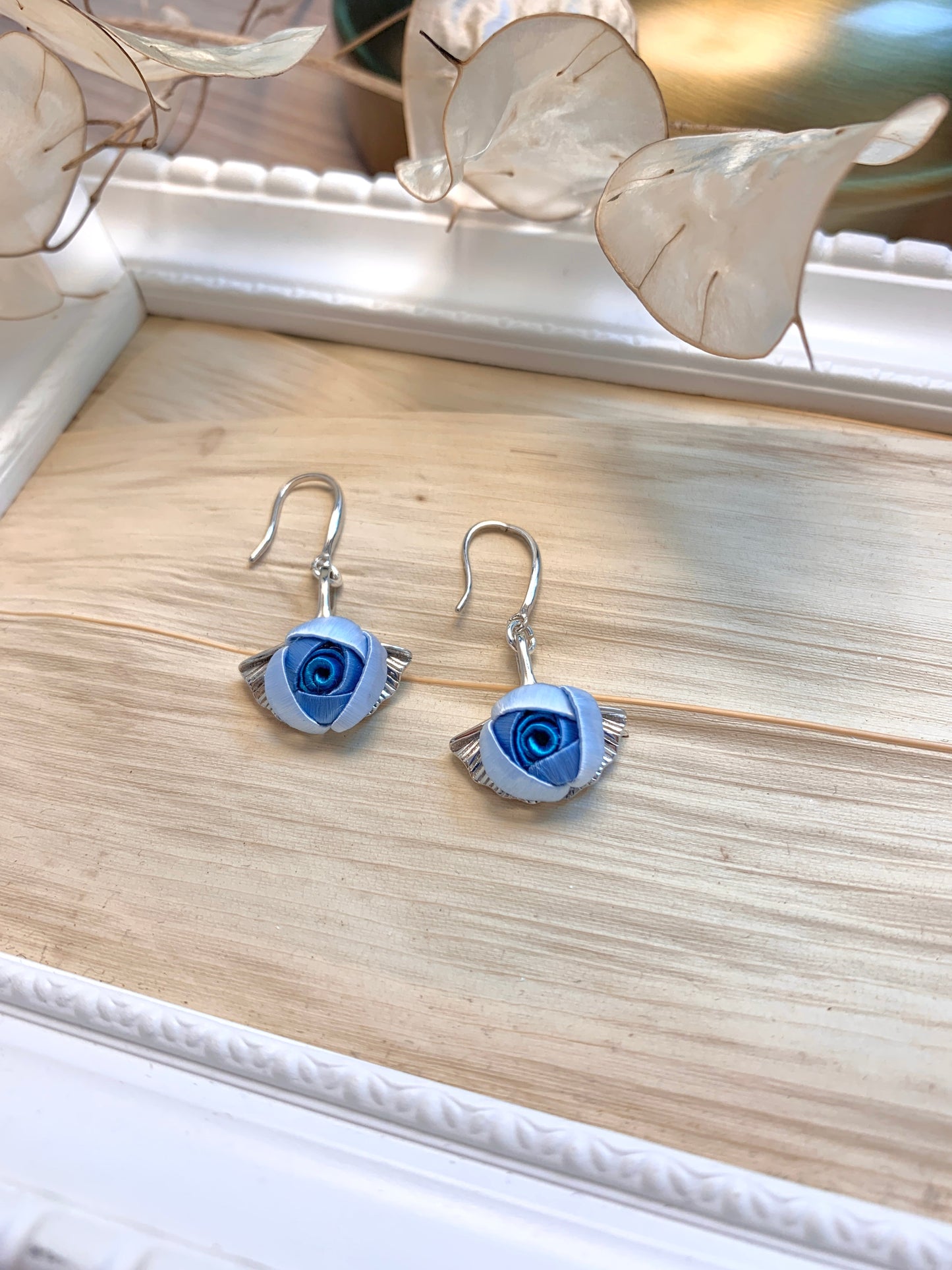 小さな庭シリーズ:小さな銀杏のバラのイヤリング