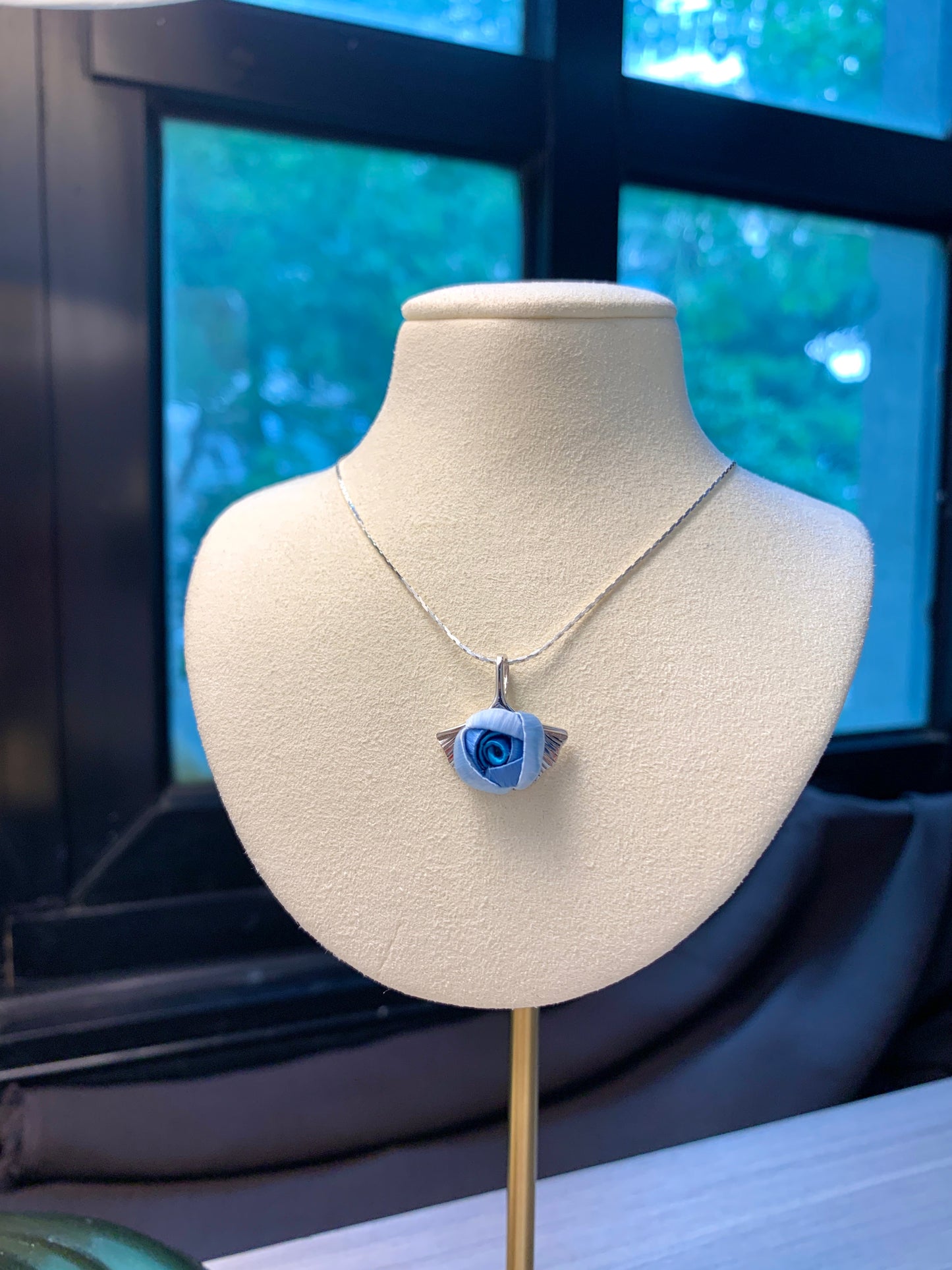 Tiny Ginkgo: Tiny Ginkgo Rose Necklace