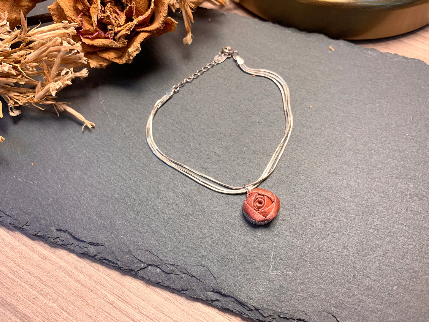 ソフィアシリーズ:3連の小さなバラのブレスレット