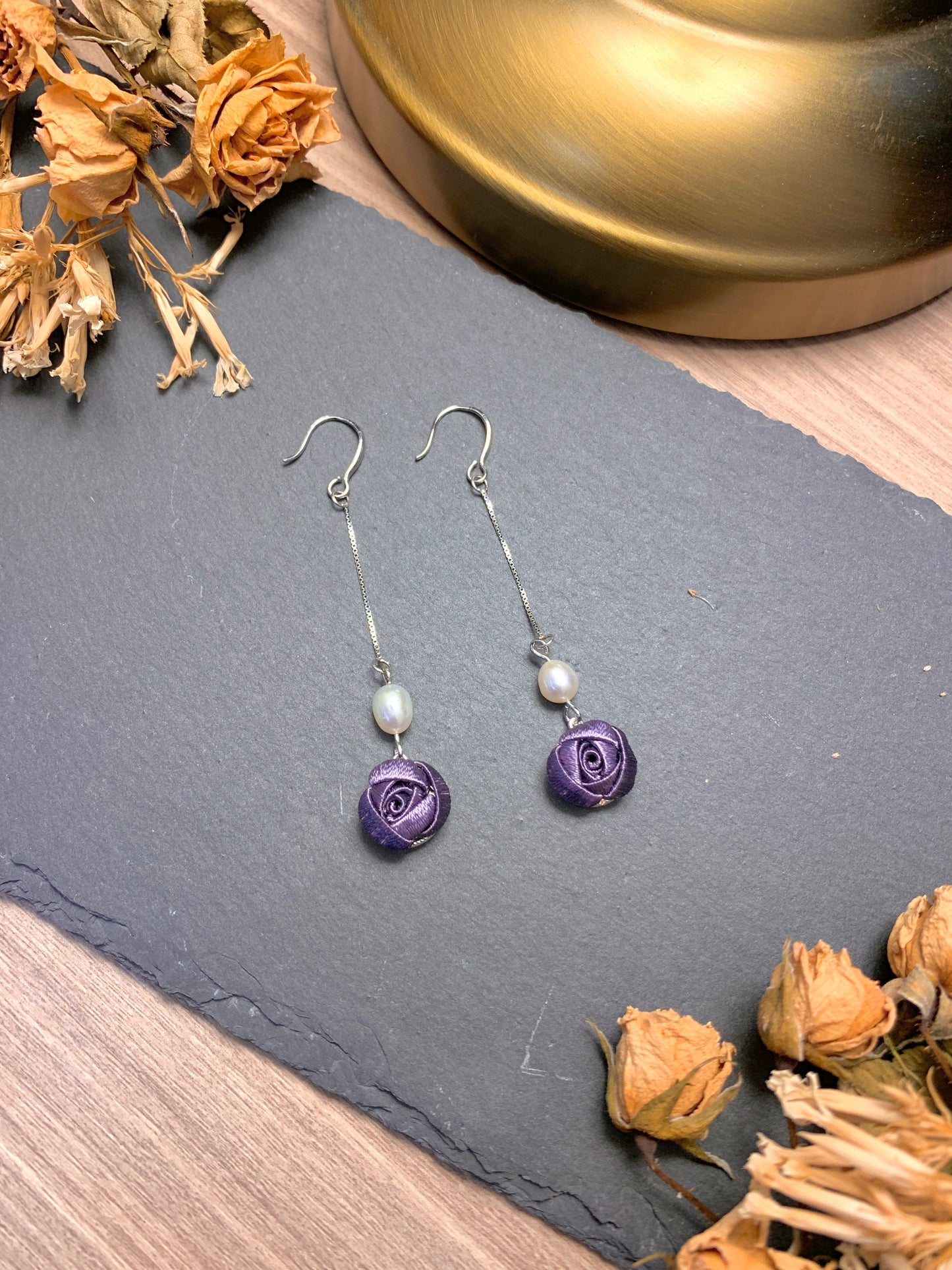 ウルフコレクション:スモールローズパールイヤリング、ミスティパープル