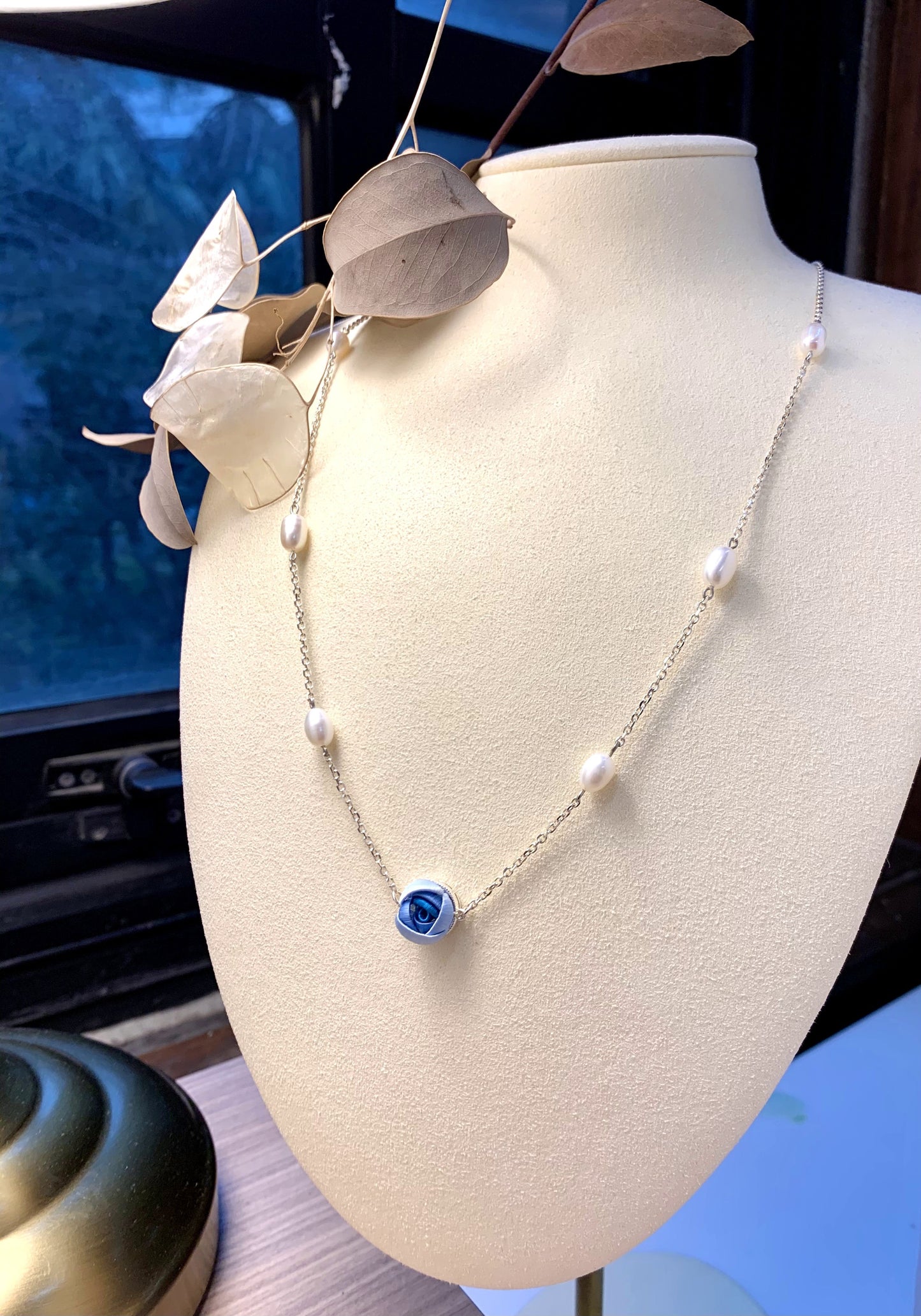ナチュラルパールシリーズ:ロングパールスモールローズネックレス