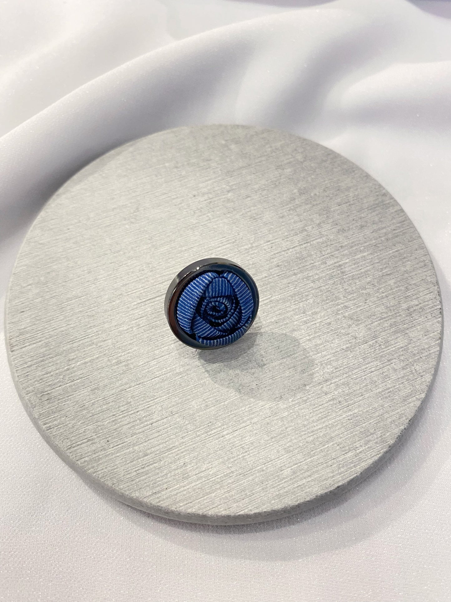 ジェントルマンシリーズ:ブルーローズバッジ(ブラックニッケル)