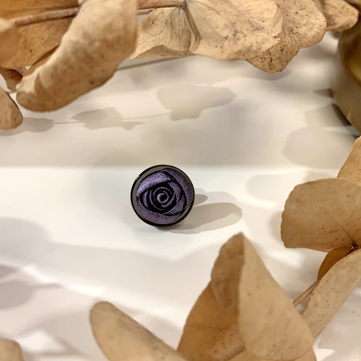 吳爾芙系列︰大玫瑰徽章 (18K / 黑鎳)