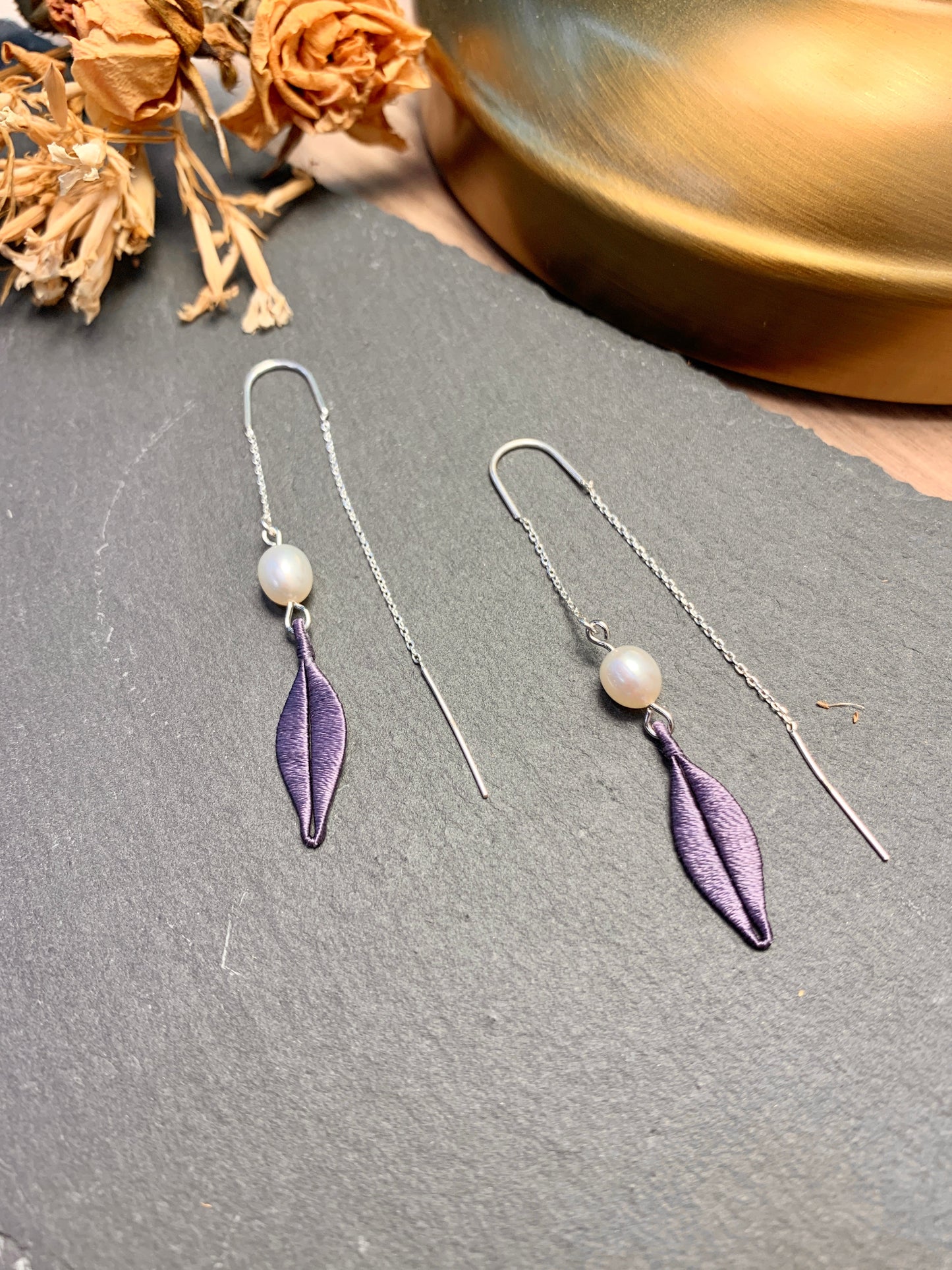 ウルフコレクション:スモールリーフパールイヤリング、ミスティパープル