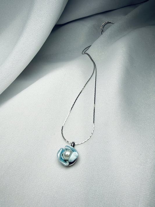 Embrace Collection: Wavy Pearl Necklace