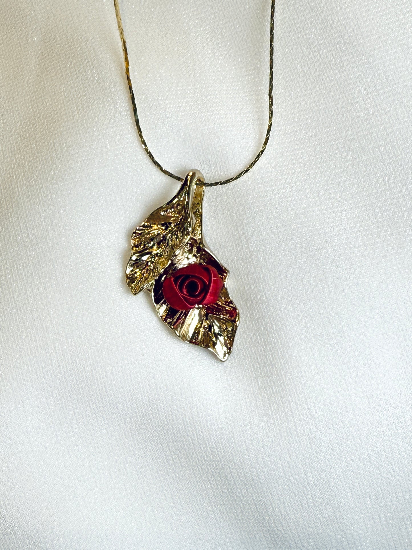 香檳金系列-暗紅迷你玫瑰-香檳金金葉項鍊