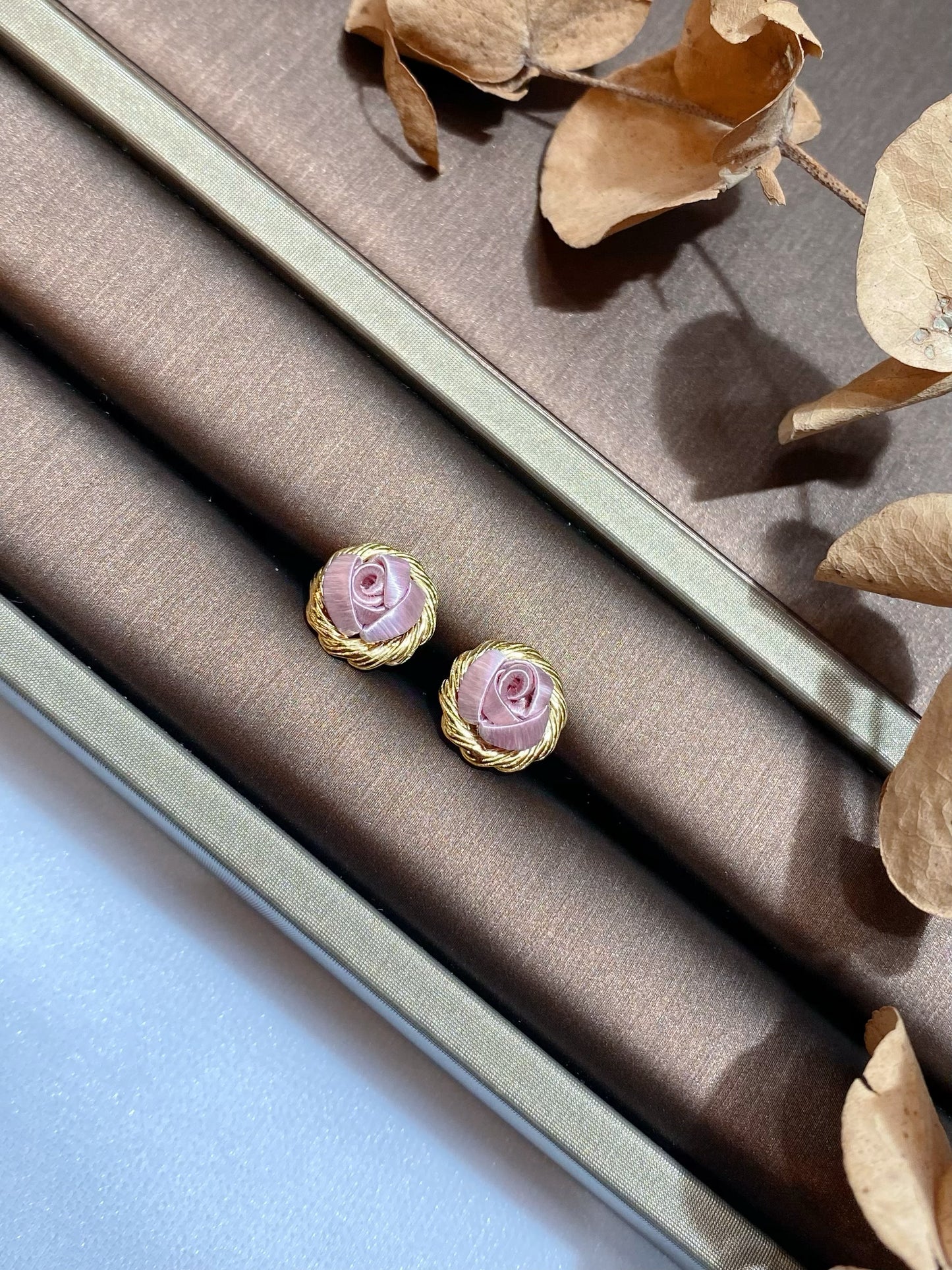 香檳金14K系列：迷你玫瑰耳環-迷霧紫