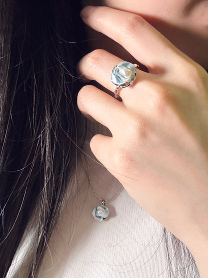 Embrace Collection: Wavy Pearl Ring