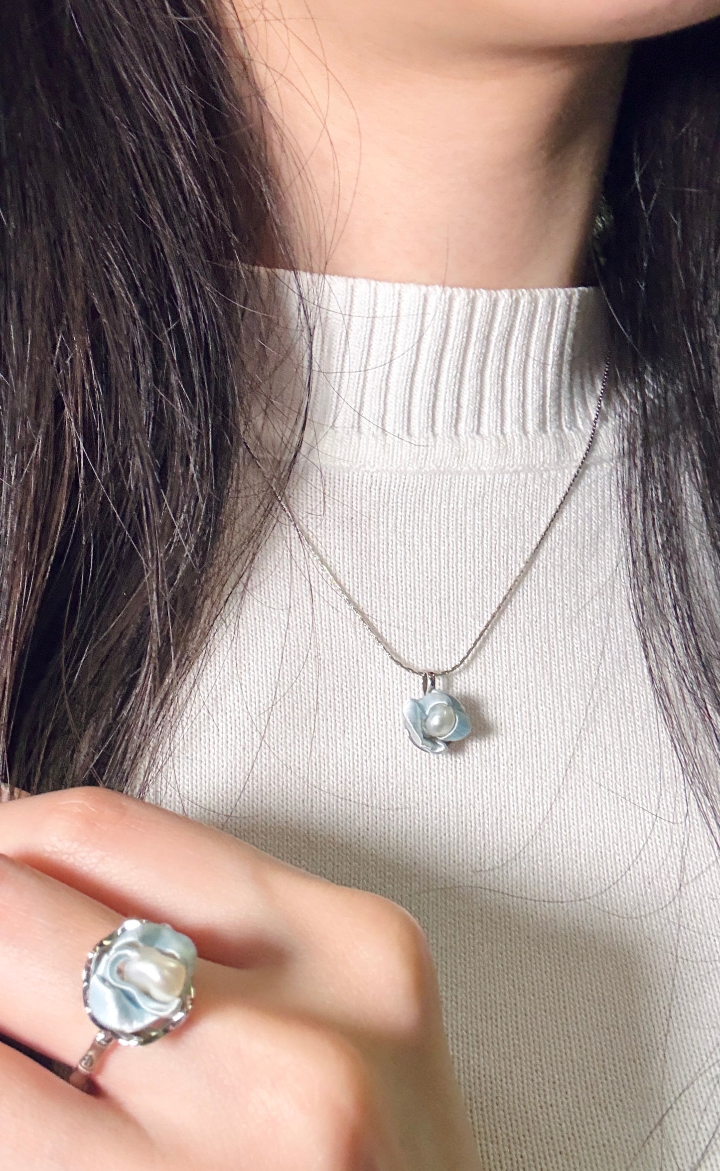 Embrace Collection: Wavy Pearl Necklace