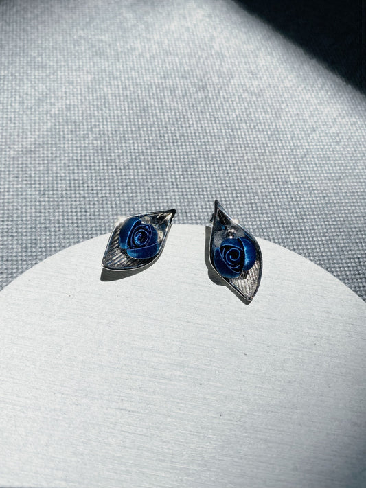 Midnight Blue : Double Little Rose White Gold Leaves Earrings