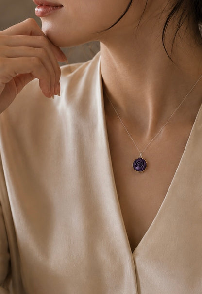 Virginia Woolf: Small Rose Necklace