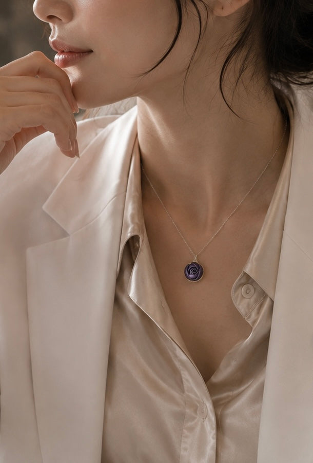 Virginia Woolf: Small Rose Necklace
