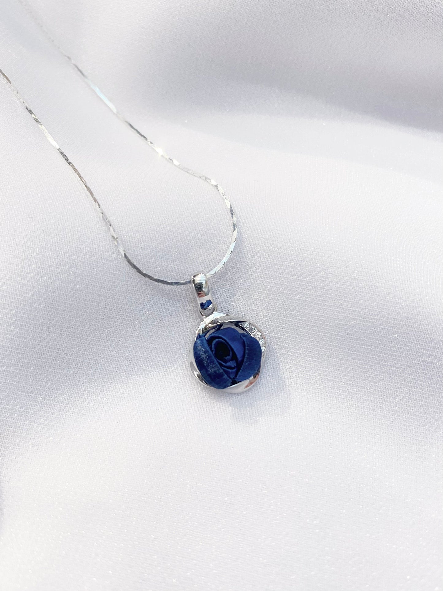 Starry Midnight : Mini Rose Necklace 